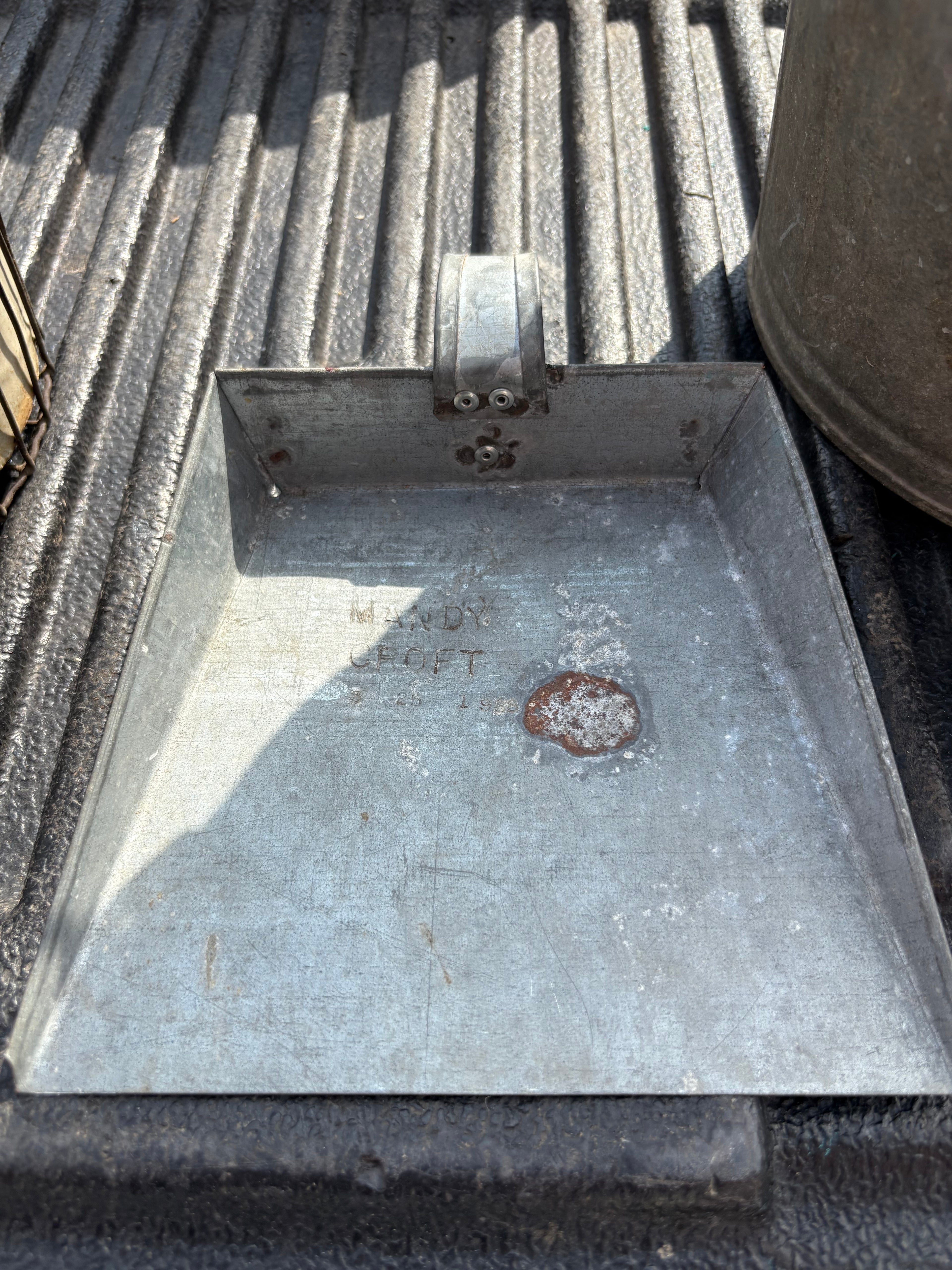 1988 Ton Dust Pan