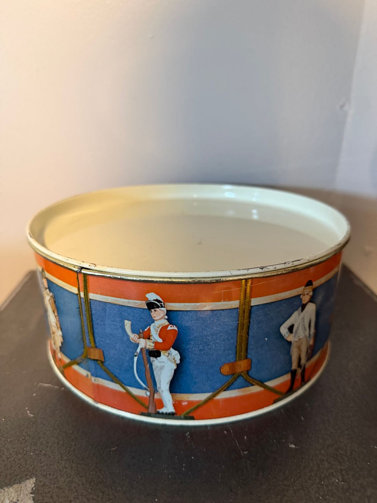 Circle Tin w/Drummers