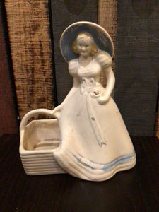 USA Pottery #954 lady with basket