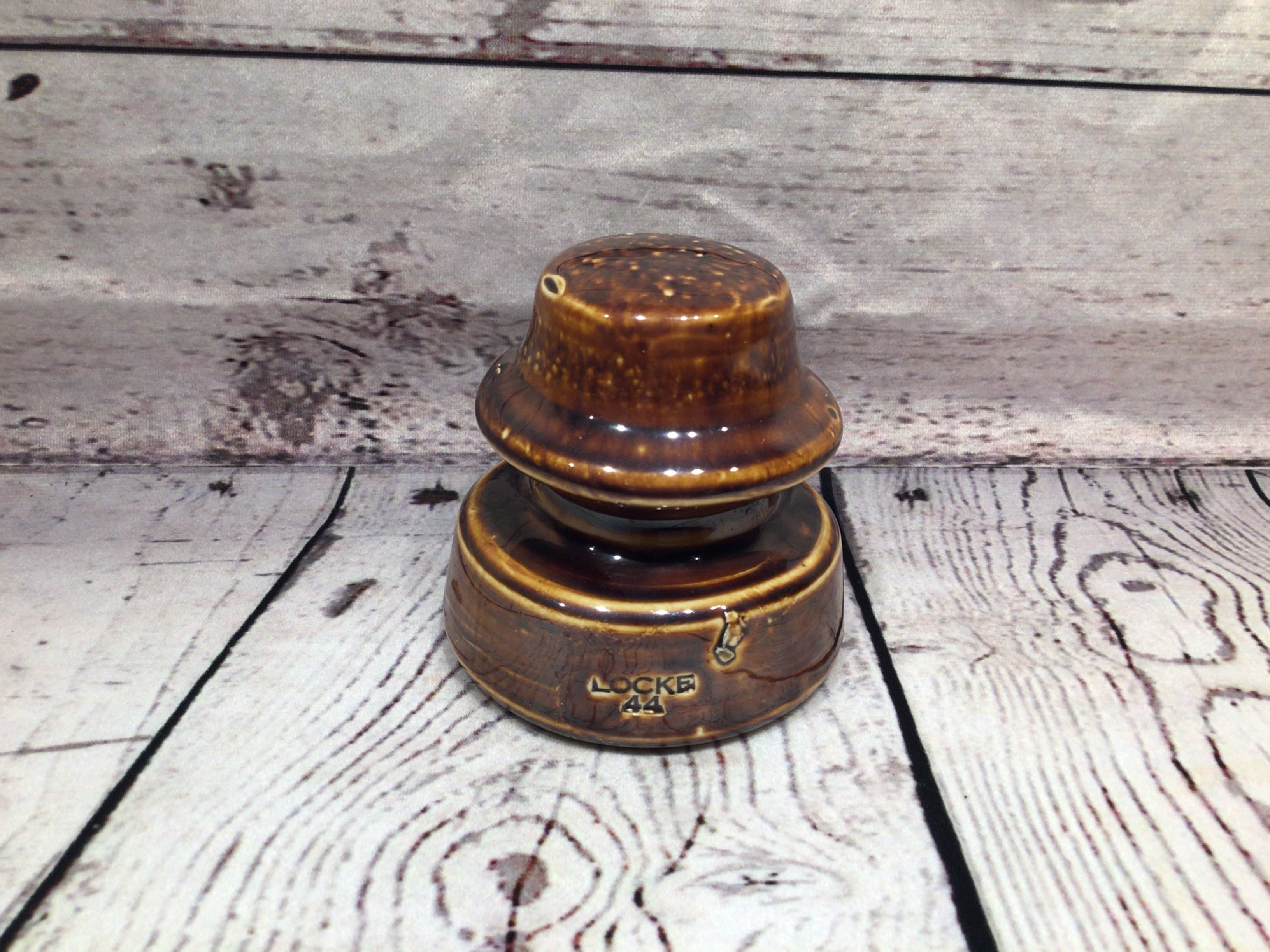Locke insulator