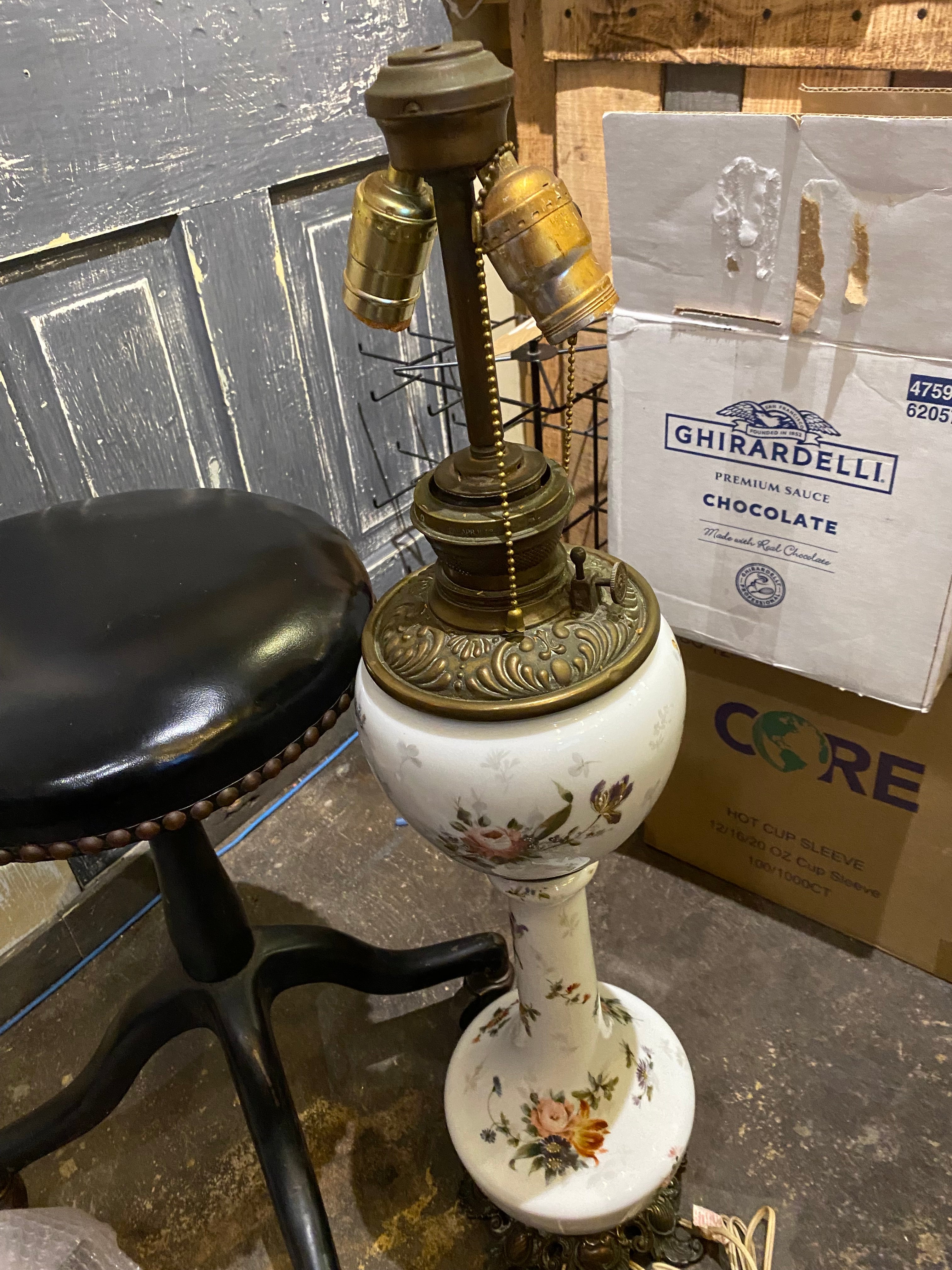 Vintage Banquet table porcelain kerosene lamp