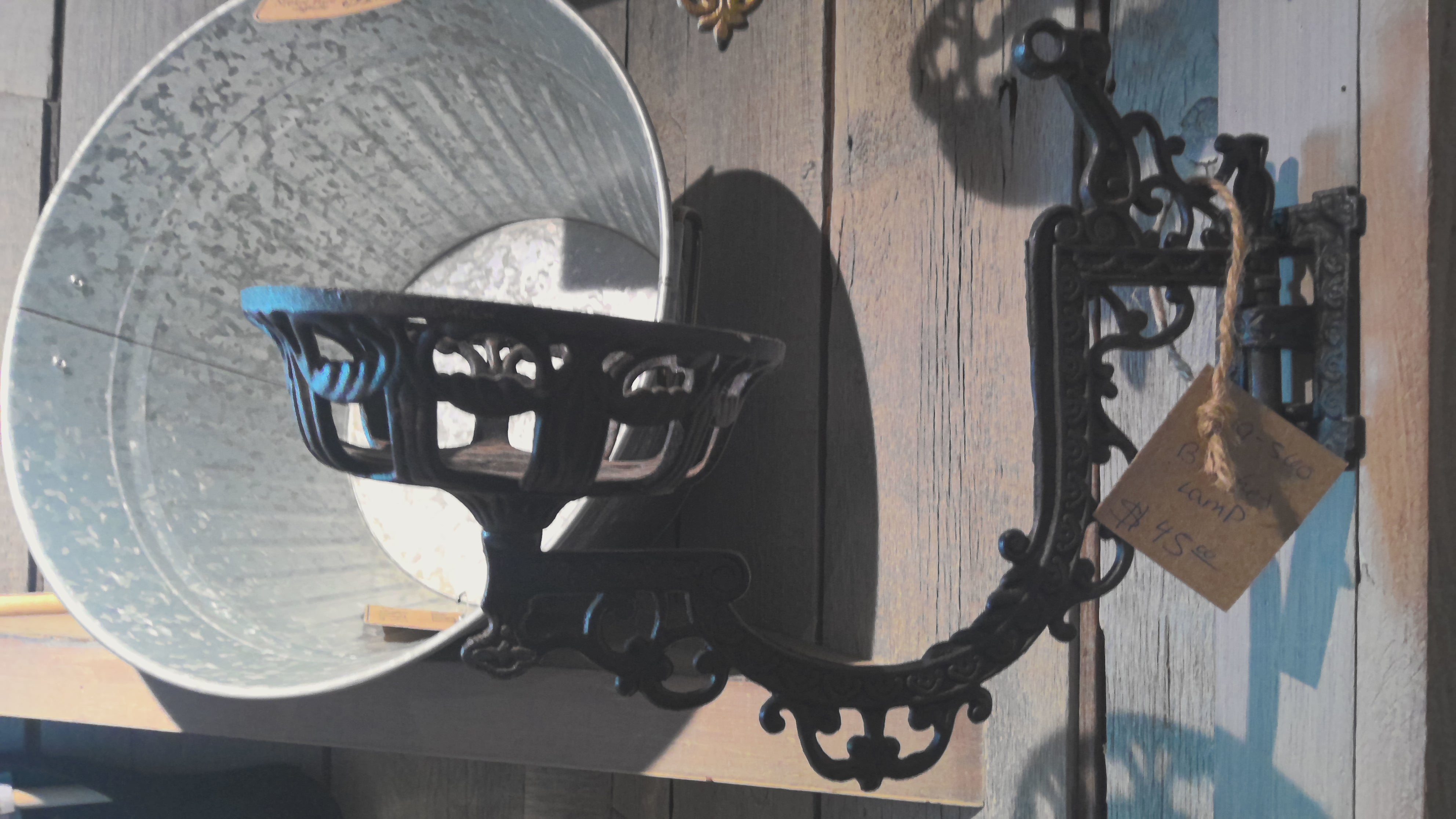 Blacl castiron lamp w/bracket
