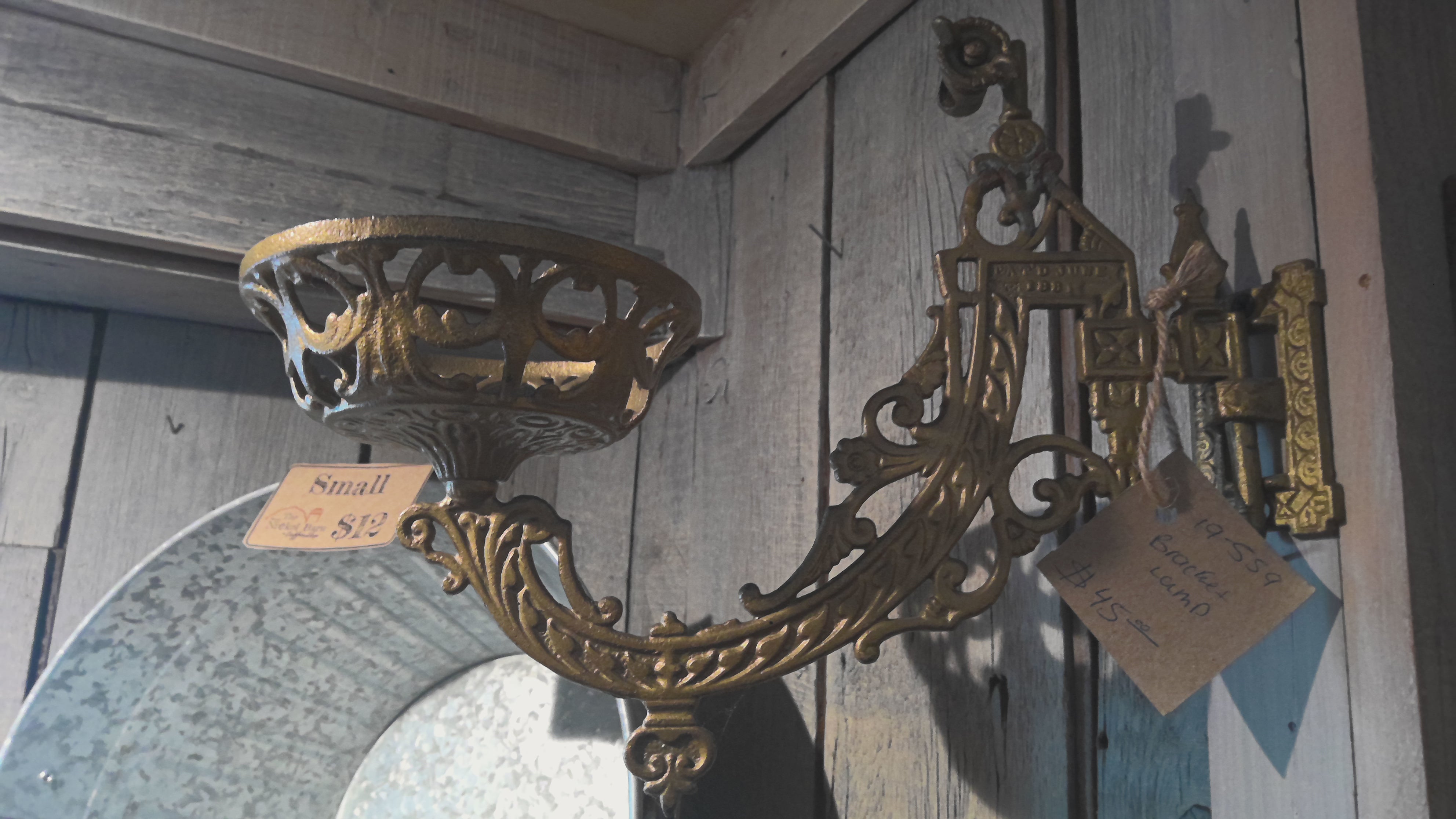 Castiron lamp w/bracket
