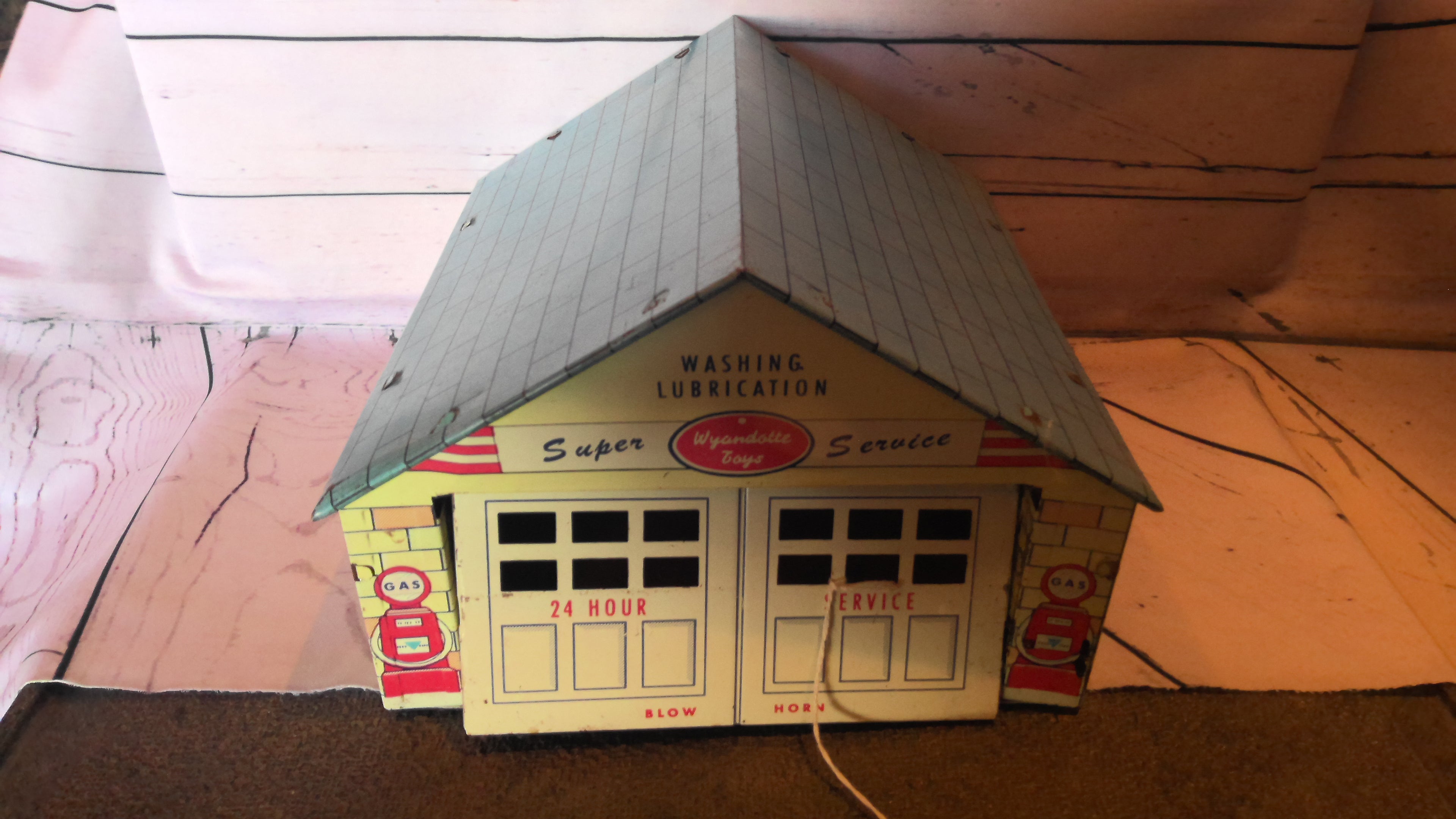 Vintage Super service garage tin toy