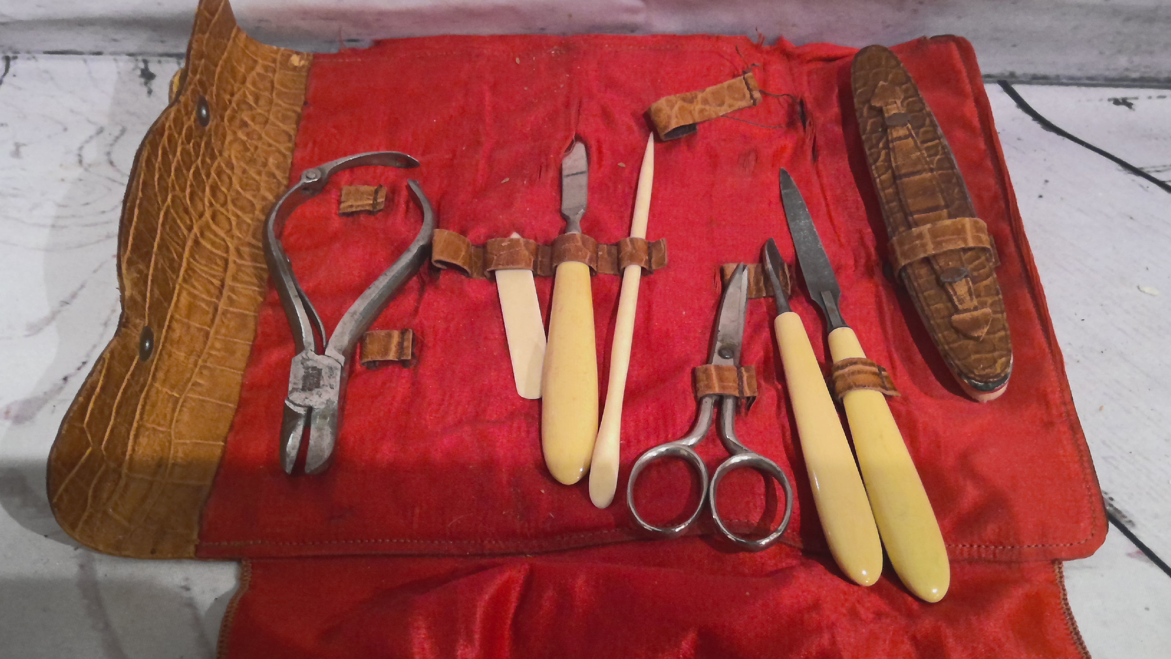Antique fingernail kit