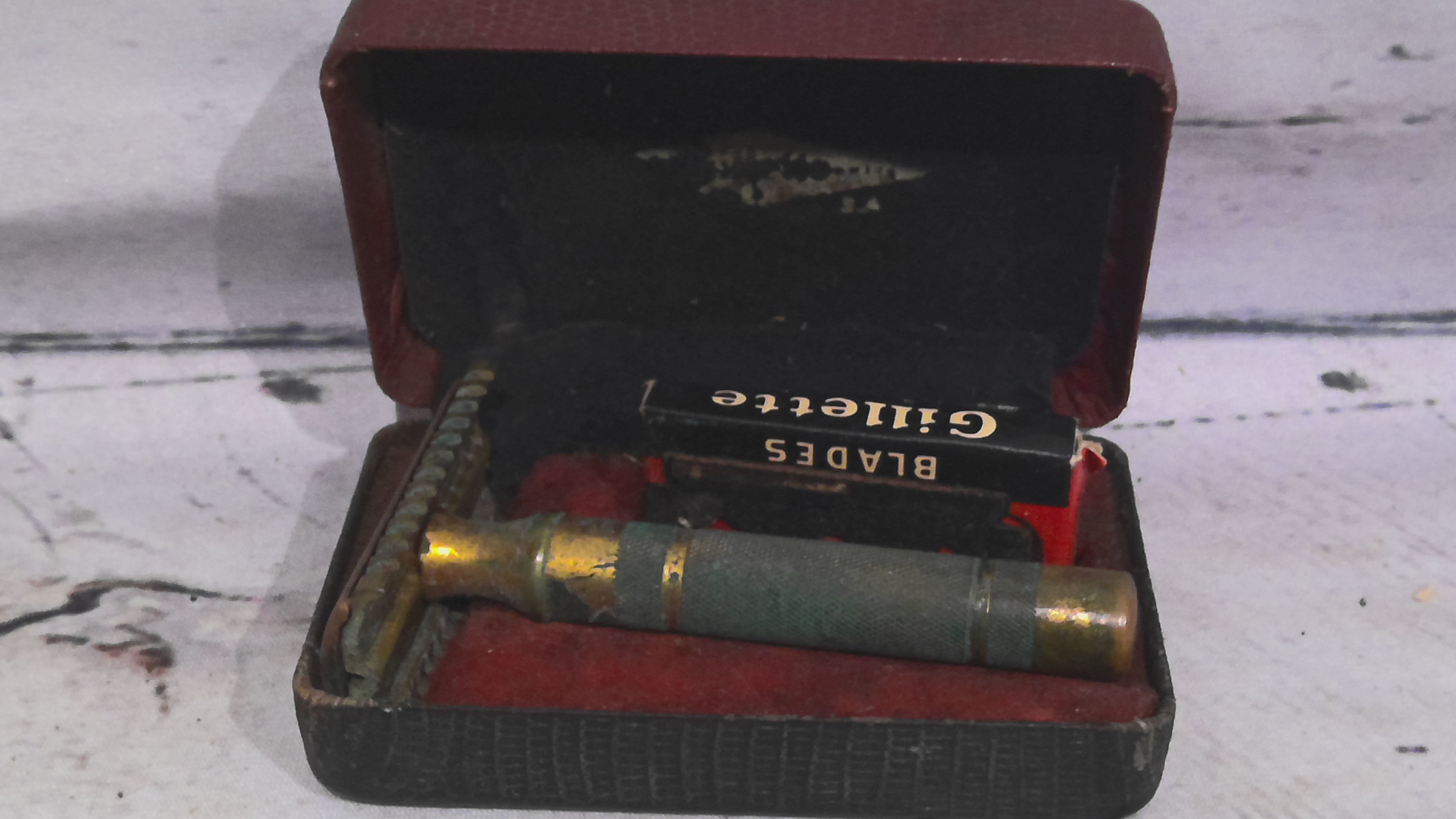 Gillette razor with blades and case