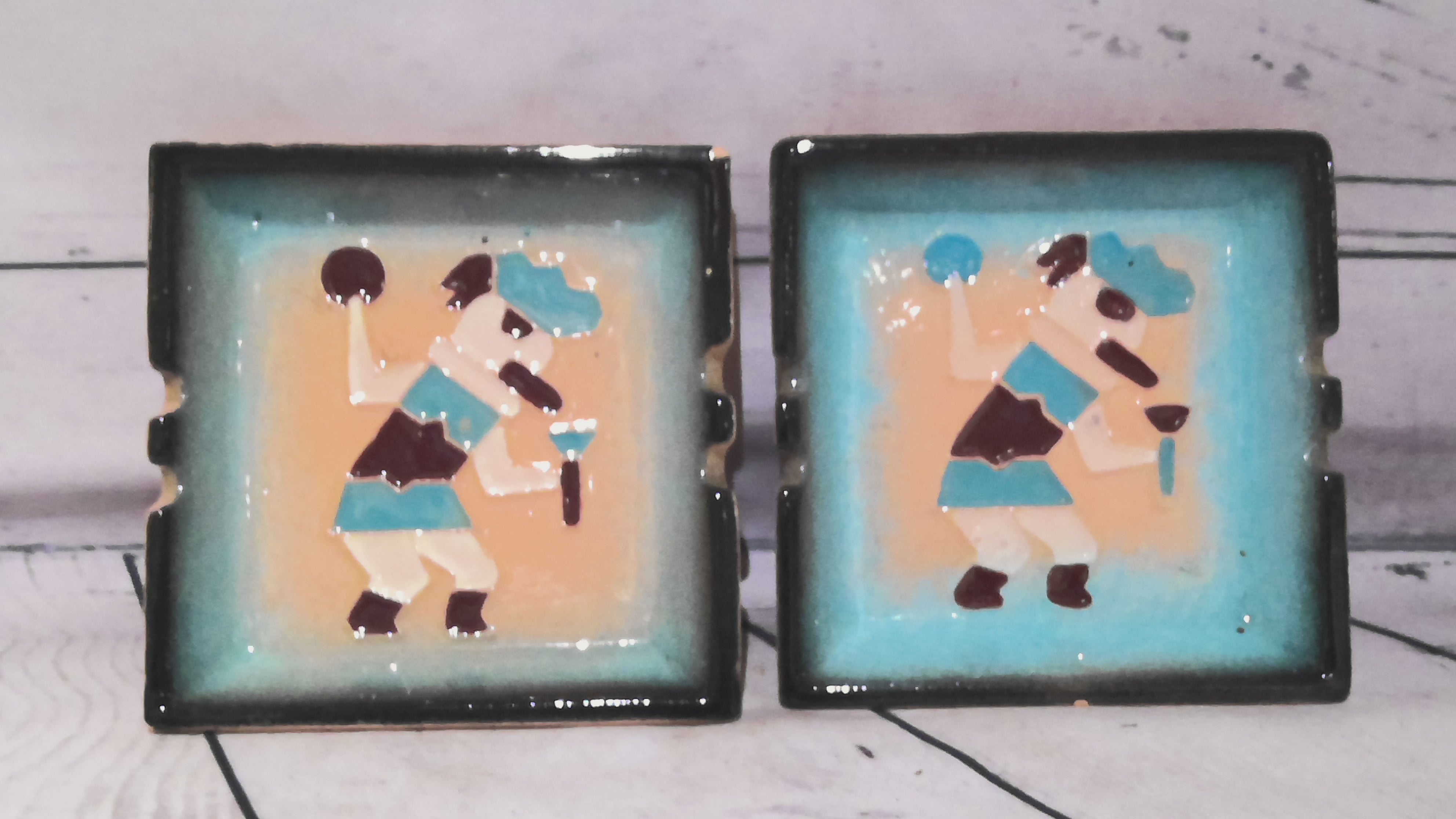 (2) Ash trays