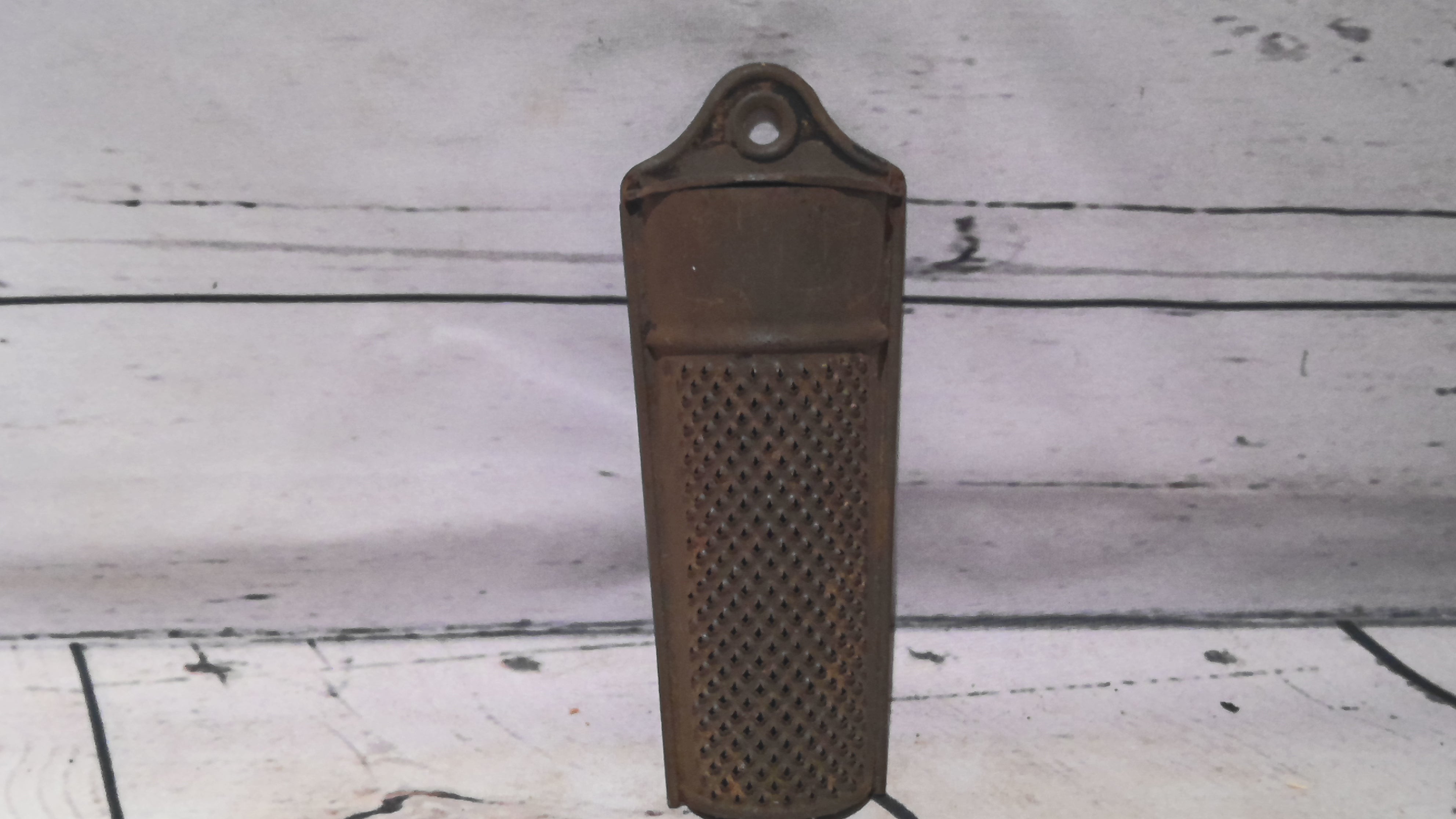 Food grader with flip lid