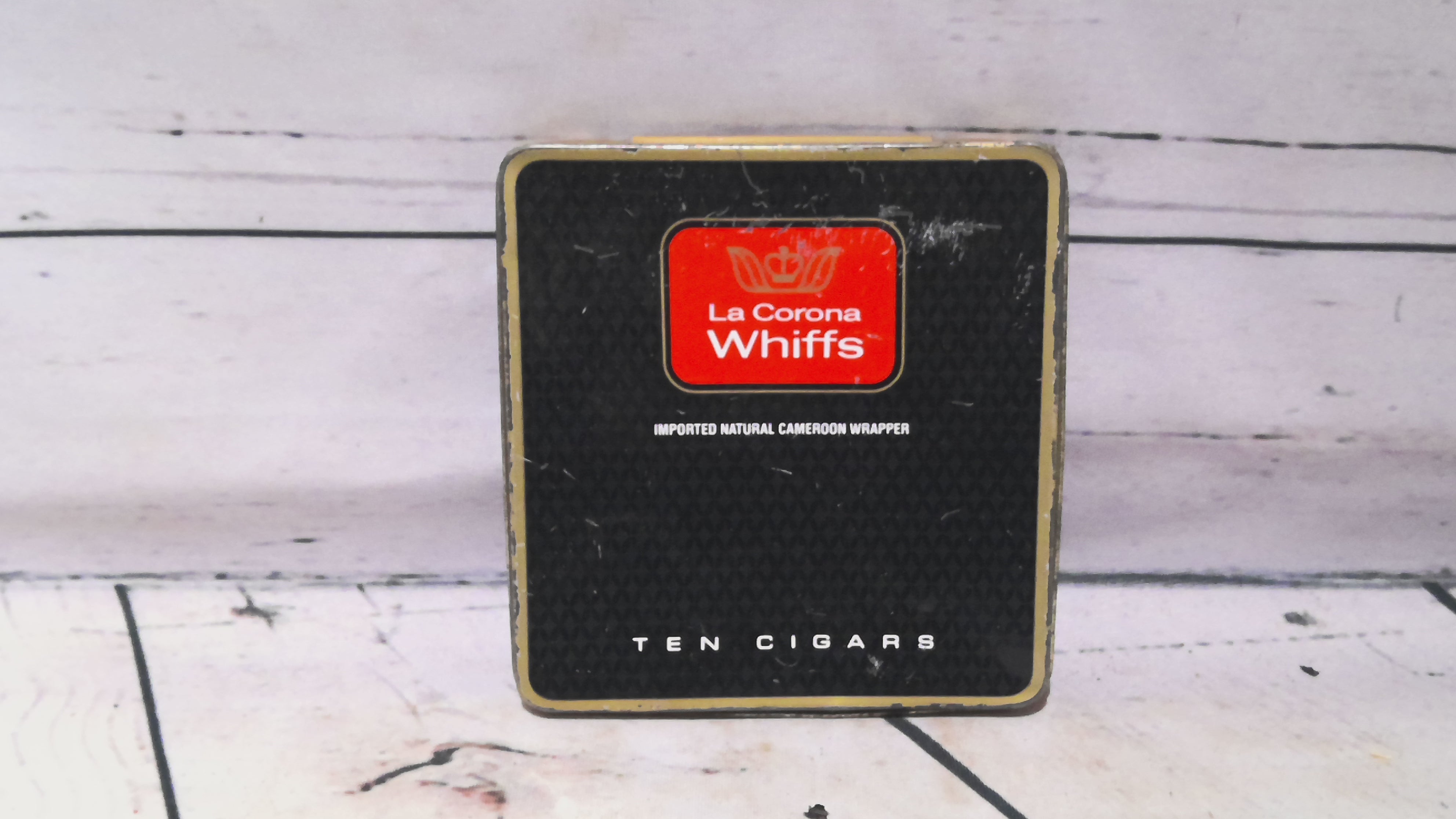 La corona whiffs cigar tin