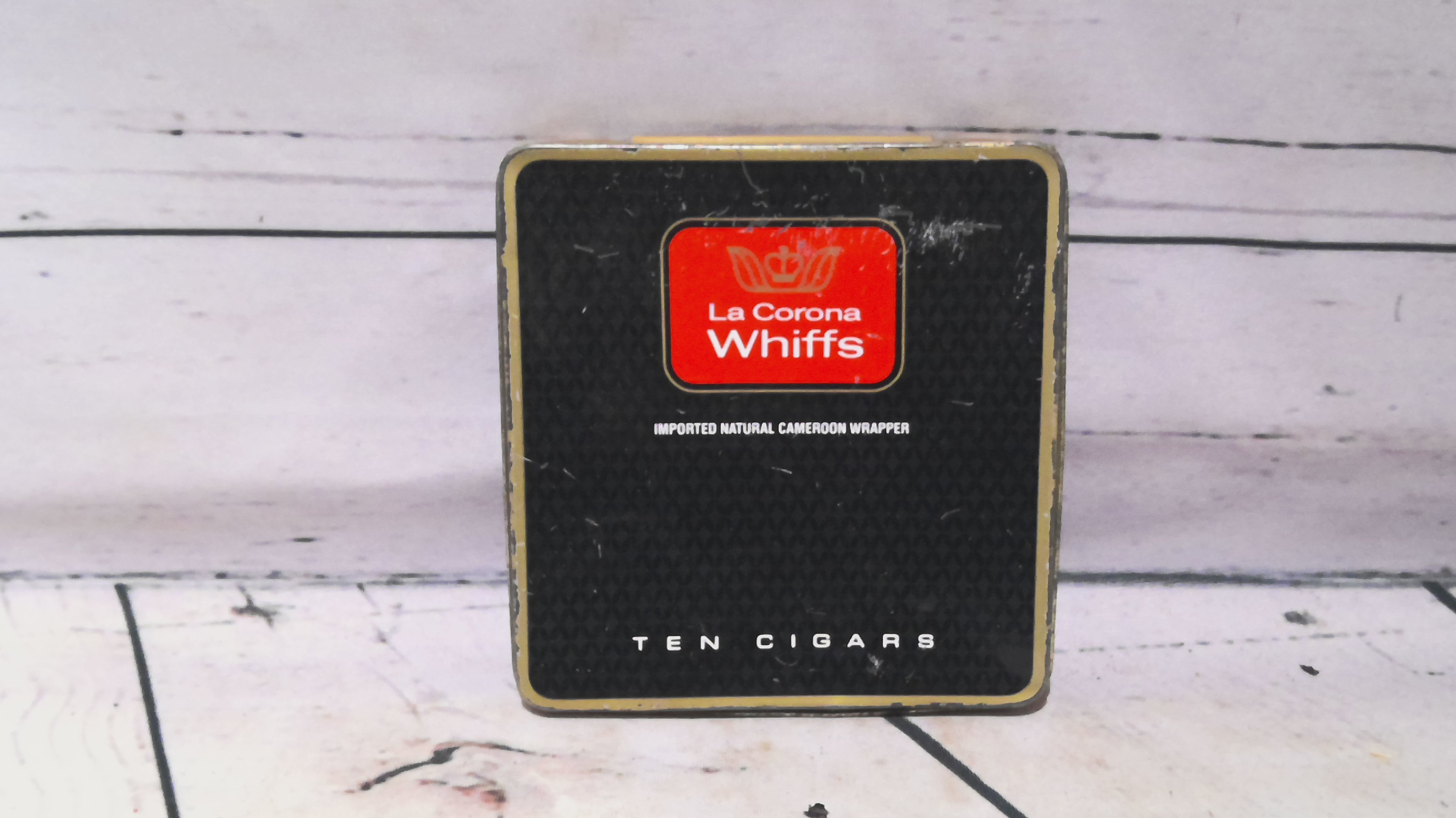La corona whiffs cigar tin