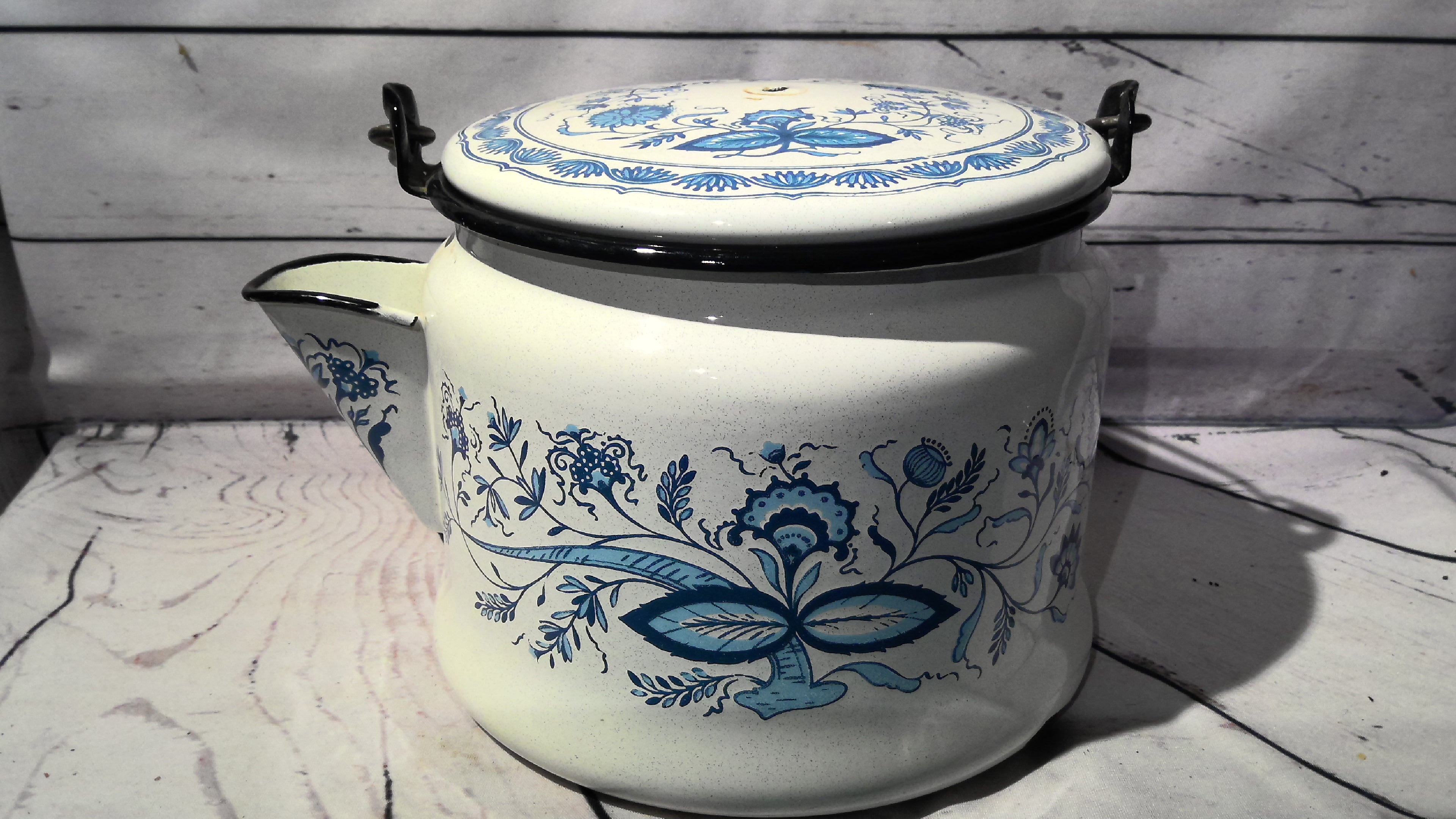 Enamel teapot with handle