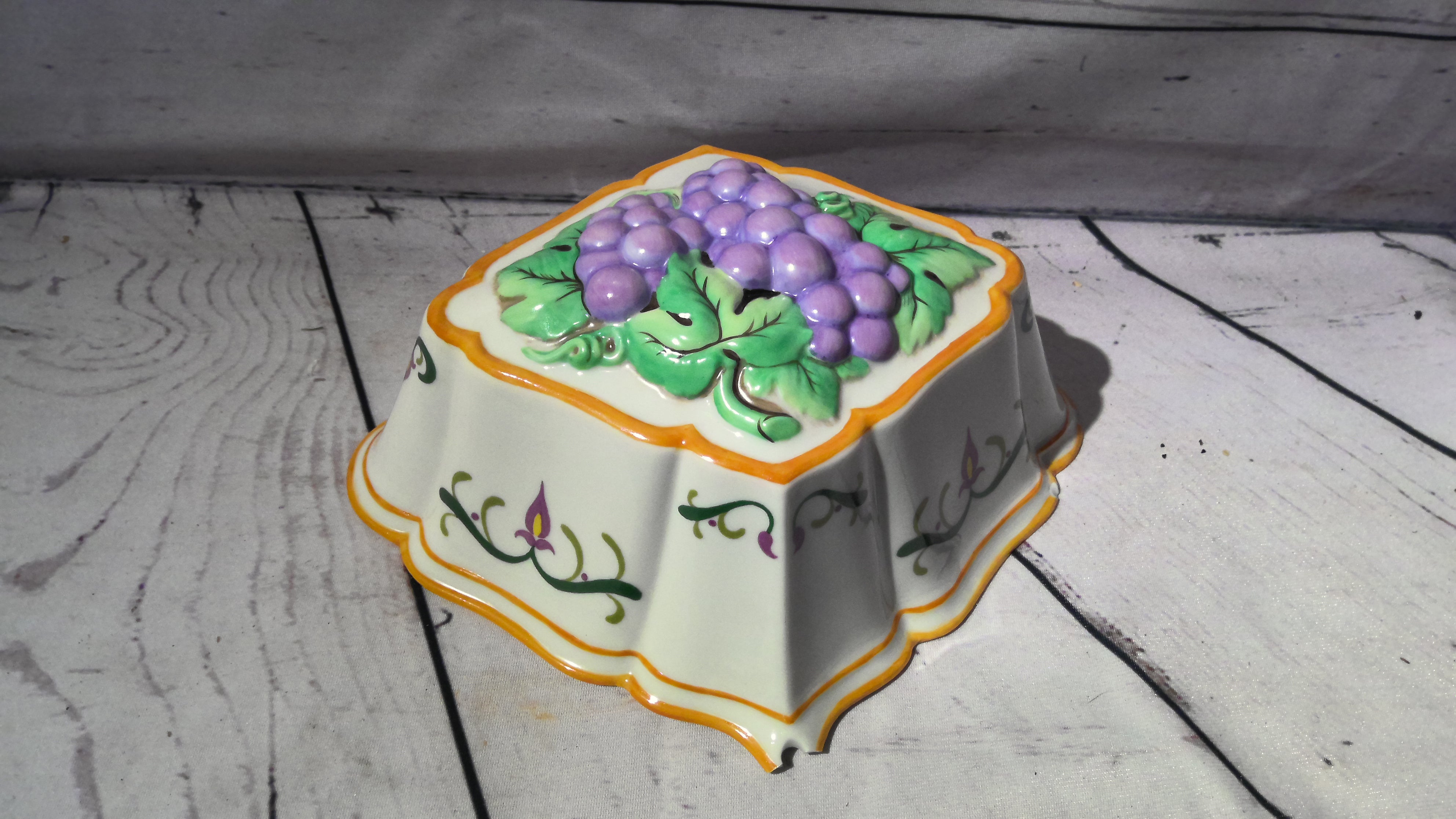 Porcelain wall hanging grape decoration