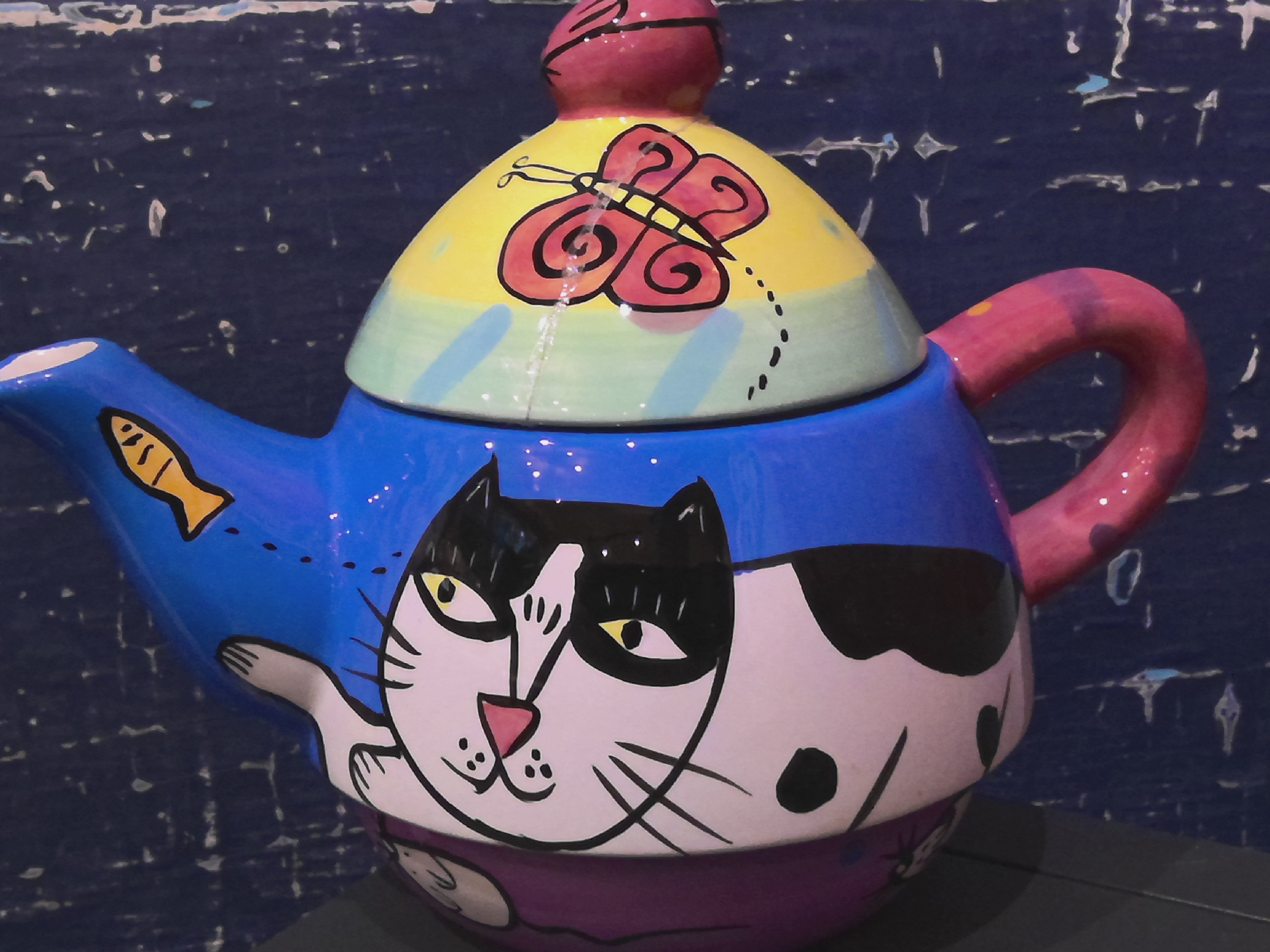 Happy dog and cat for Chaleur Tea Pot