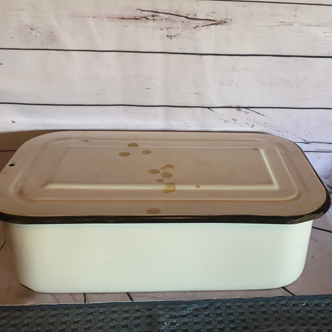 Enamel casserole pan with lid