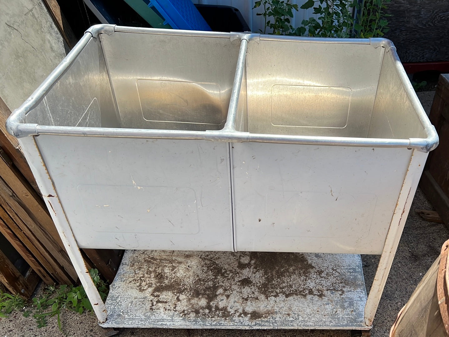 Two hole water tub