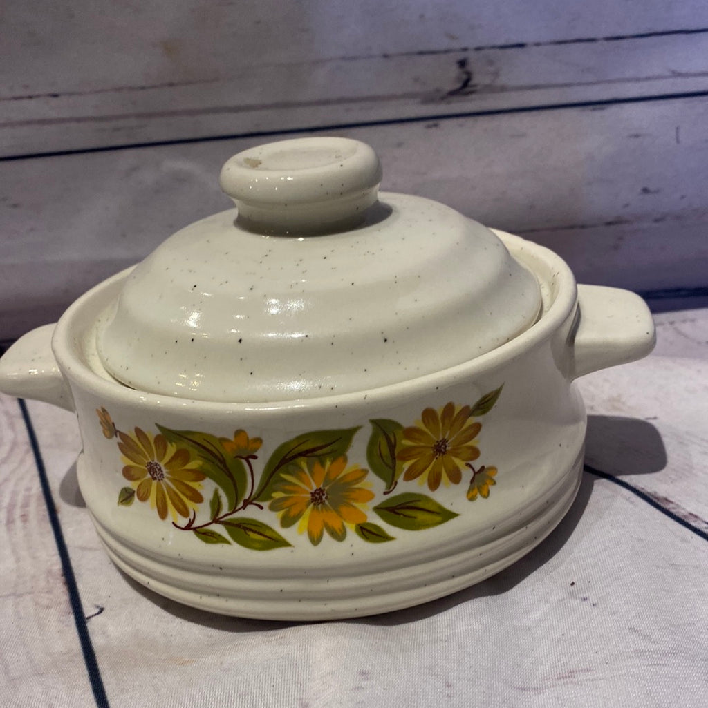 Bake Serve n’ Store stoneware pot w lid