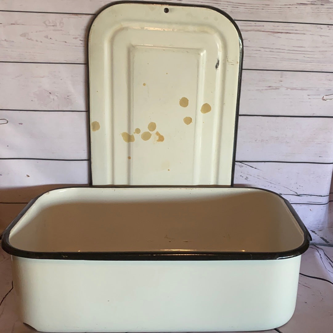 Enamel casserole pan with lid