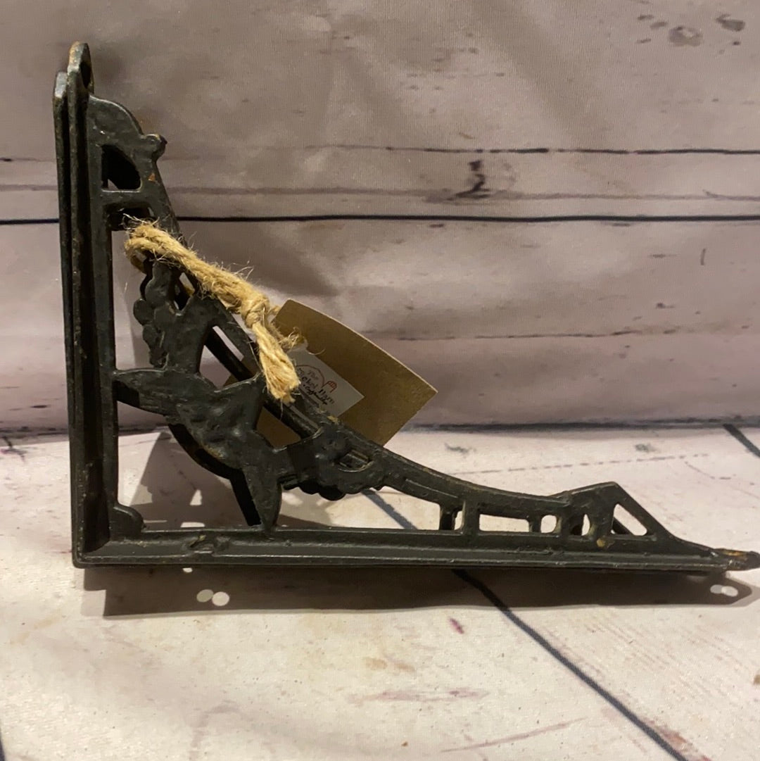 cast iron shelf brackets (2)
